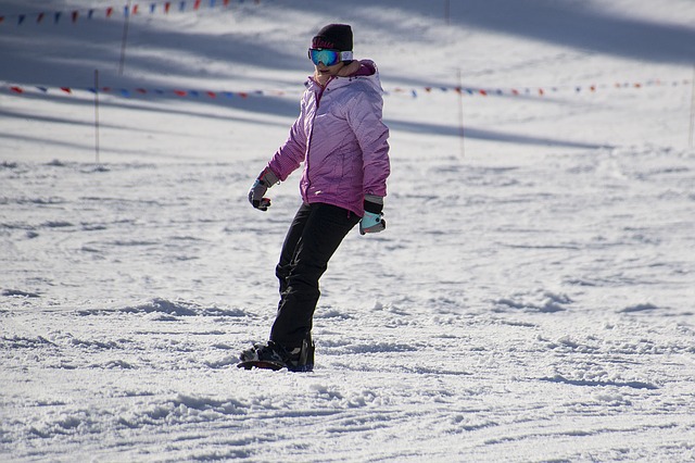 Dziecko jeździ na snowboardzie