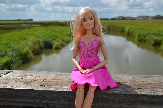 Lalka Barbie nad jeziorem