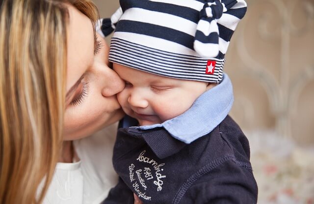mama całująca swoje dziecko