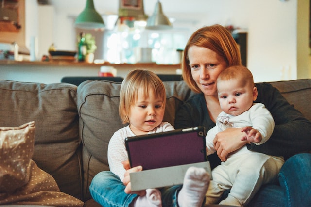 Mama z dwójką dzieci oglądają film na tablecie